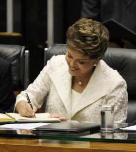 Dilma assinando
