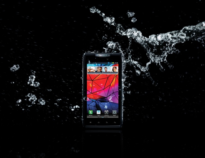 Motorola mostra vídeo da proteção Splash-Guard que protege os aparelhos contra respingos d’água