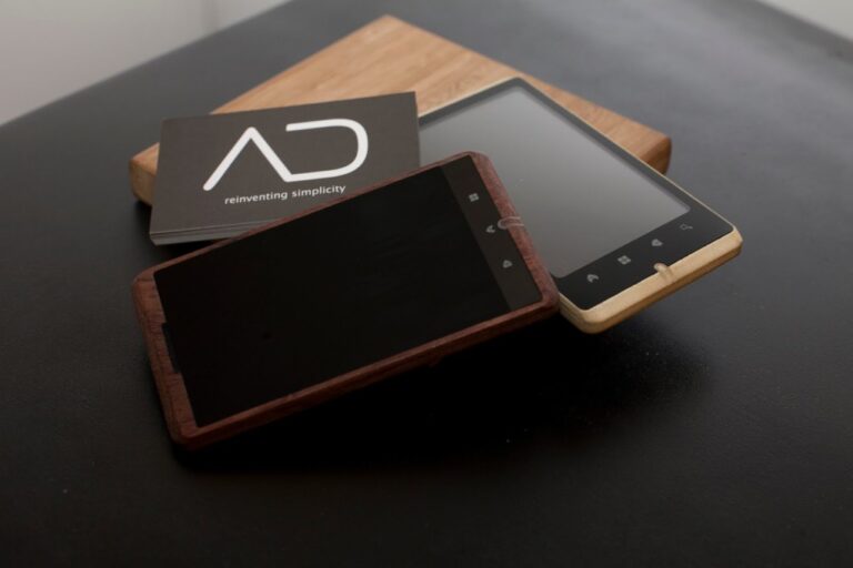 Telefone de Bambu Adzero com Android