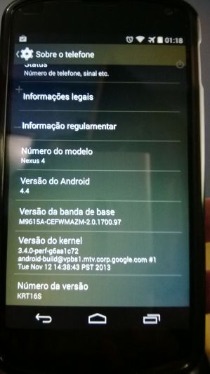 Nexus 4 sobre o telefone Android 4.4 KitKat KRT16S