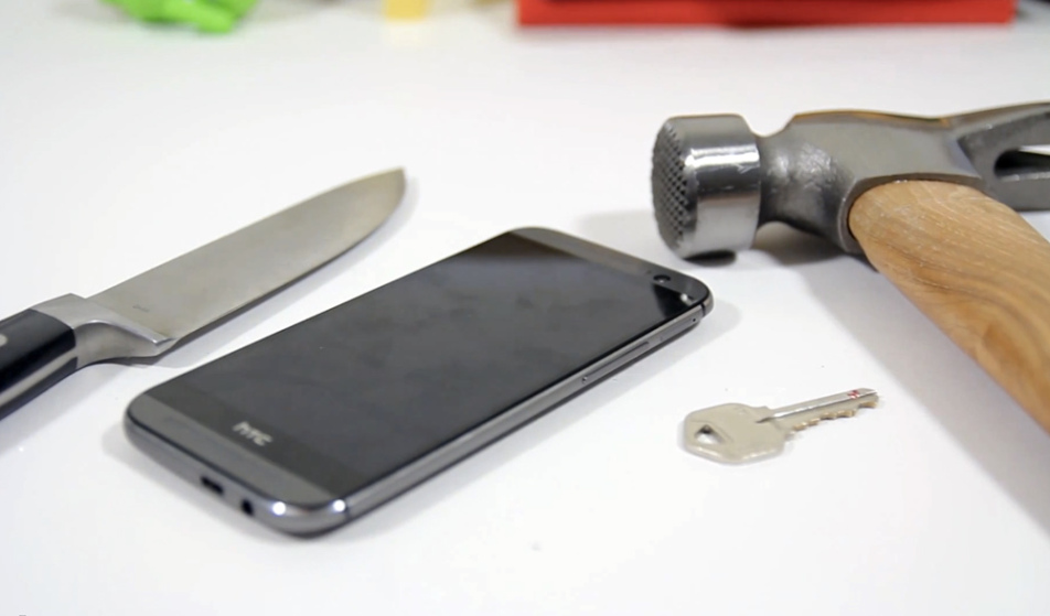 HTC One M8 vídeos mostram a resistência do aparelho