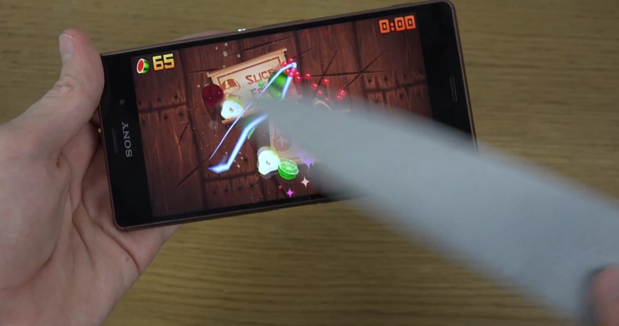 Vídeo: É possível jogar Fruit Ninja com uma faca de verdade no Xperia Z3