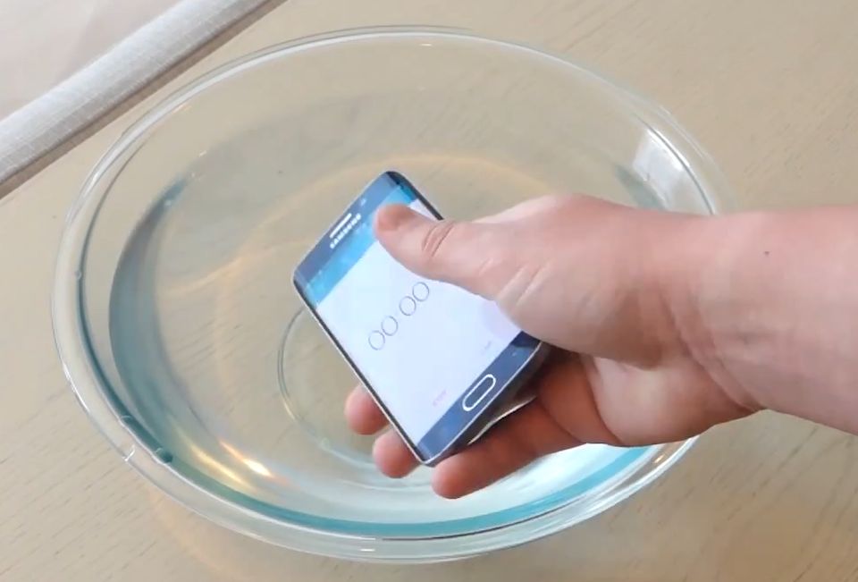 Galaxy S6 Edge na água