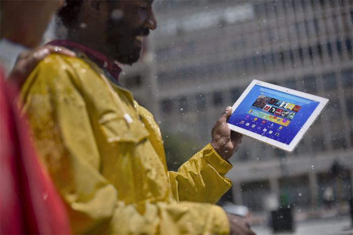 Vídeo: Qualcomm e Sony mostram que tela do Xperia Z4 Tablet funciona bem até com água