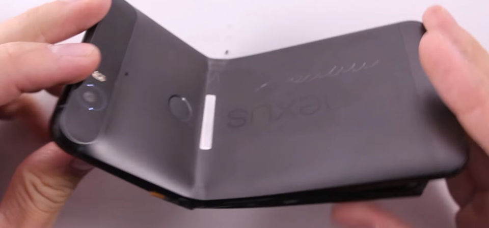 Vídeo: Nexus 6P entorta como o iPhone 6 Plus, mas é falso e não acontecerá isso com seu aparelho