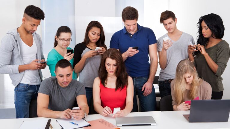 Grupo de pessoas com smartphone