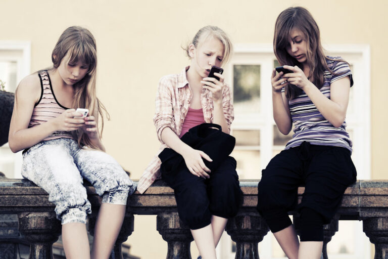 Crianças com smartphone
