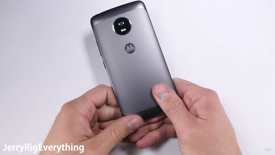Vídeo mostra Moto G5 passando por teste de arranhão e entortamento