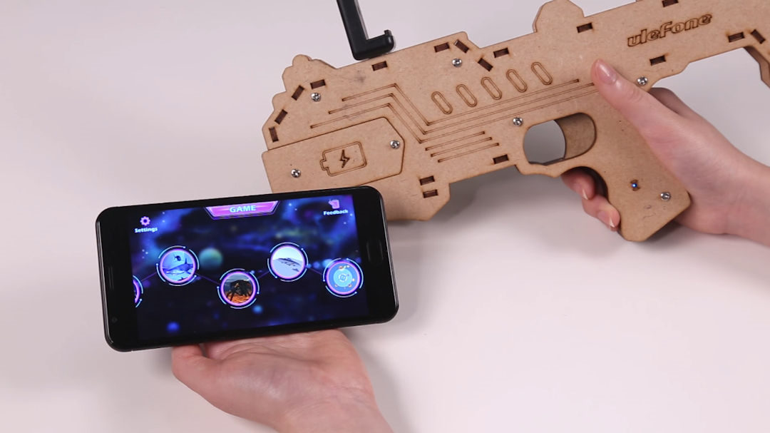 Ulefone Power 2 com uma pistola Bluetooth para realidade aumentada