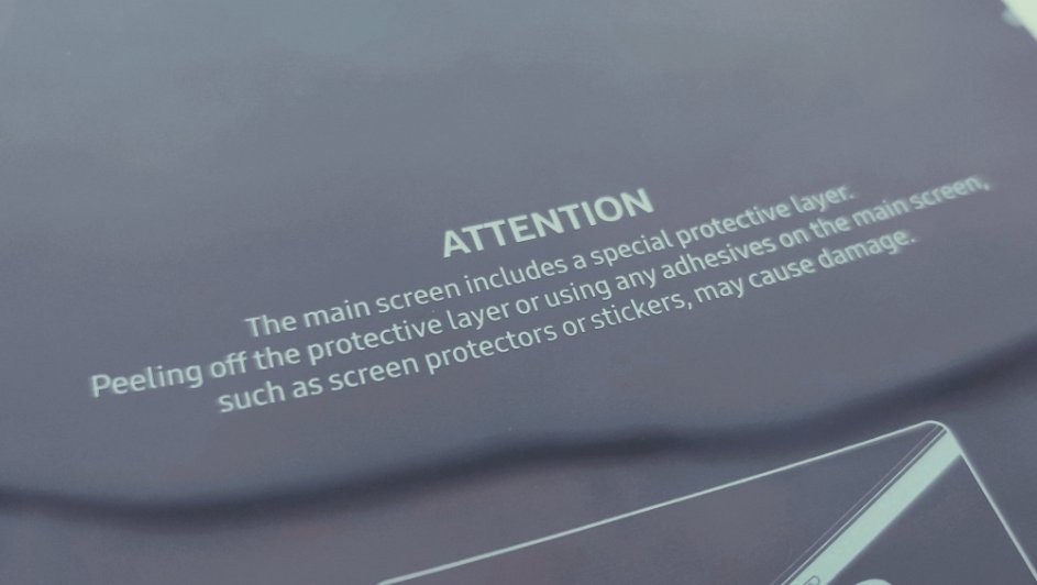 Aviso do Galaxy Fold para não remover película protetora da tela
