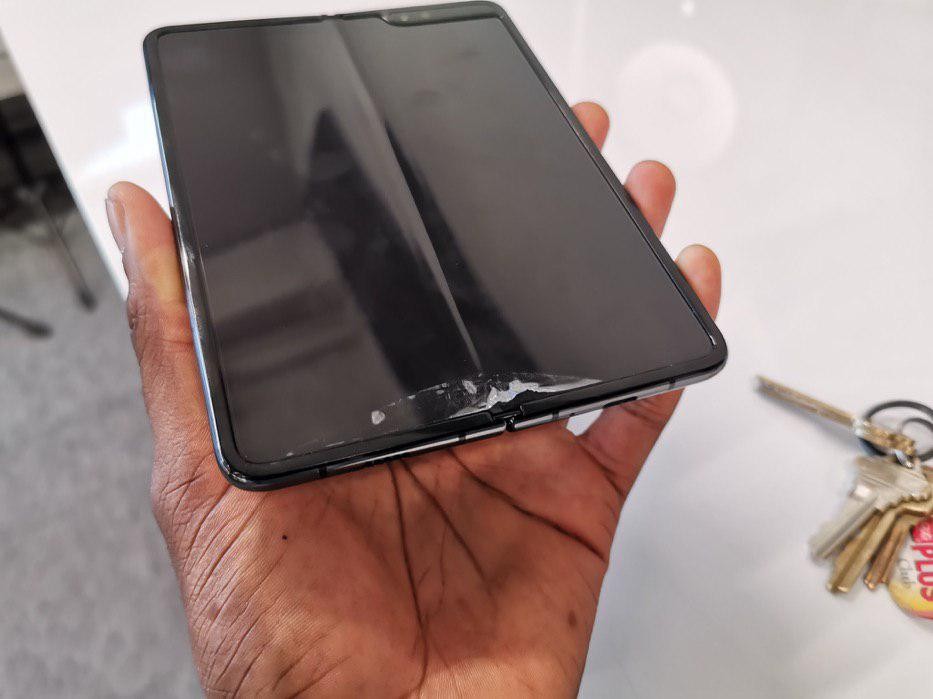 Galaxy Fold tela com problema depois de remover película