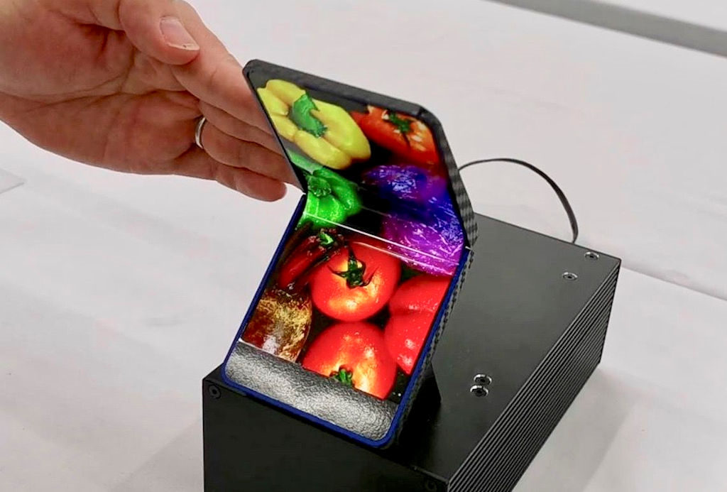 Sharp mostra telefone dobrável que fecha no formato flip