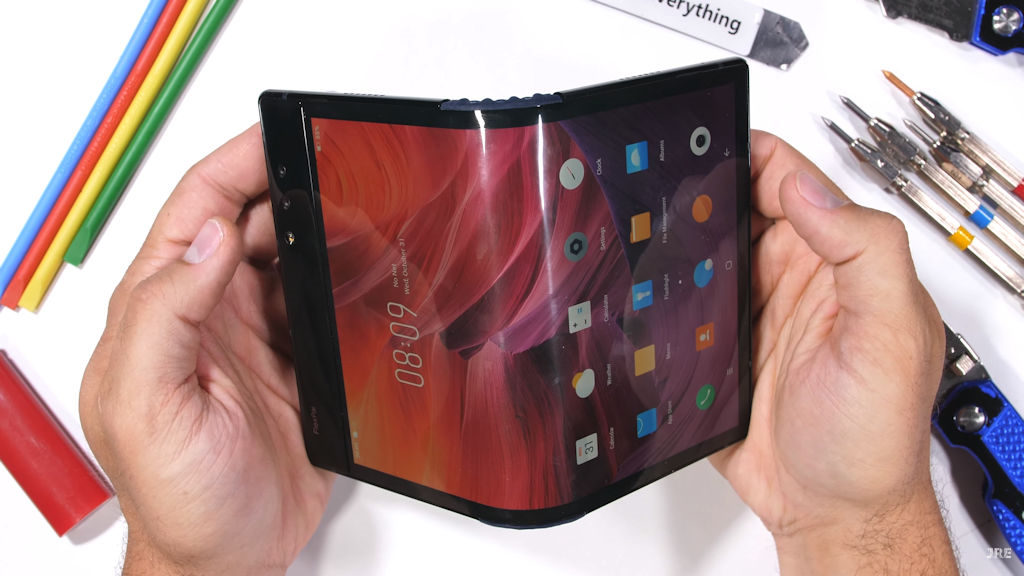 Primeiro telefone flexível, Royole FlexPai passa por teste de resistência