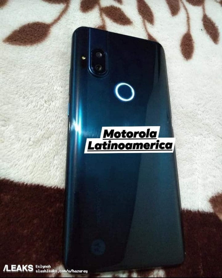 Motorola One com câmera selfie Pop-up