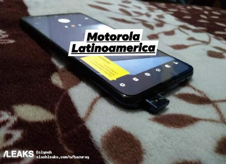 Motorola One com câmera selfie Pop-up