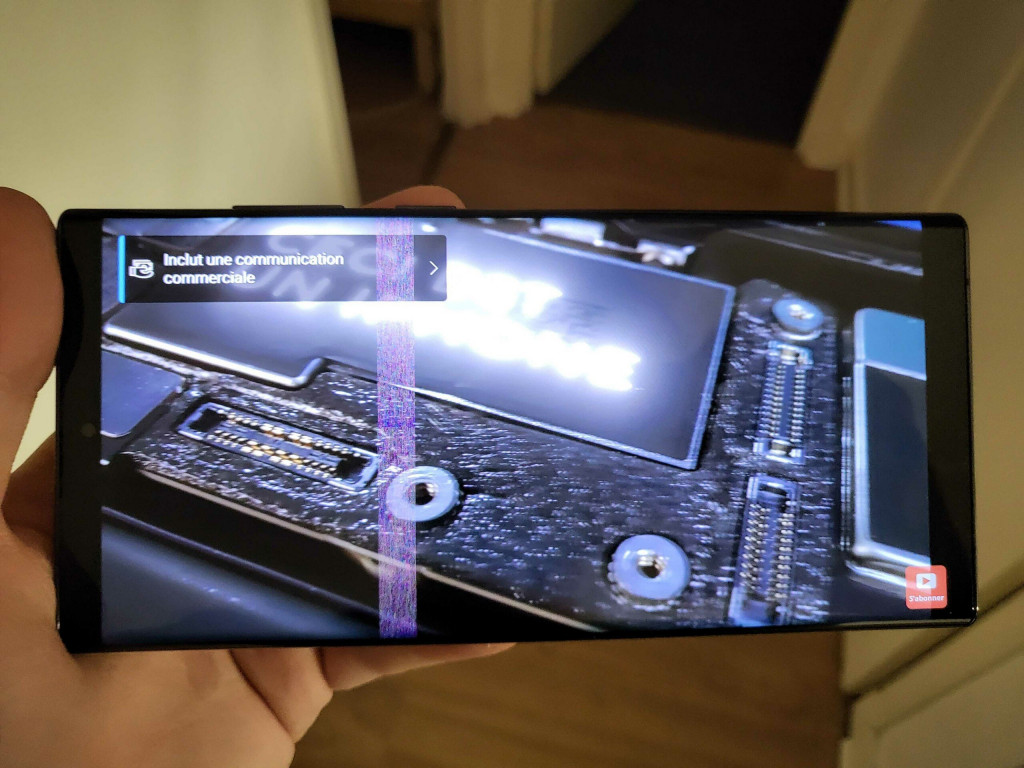 Samsung Galaxy S22 Ultra com tela com problema de risco roxo