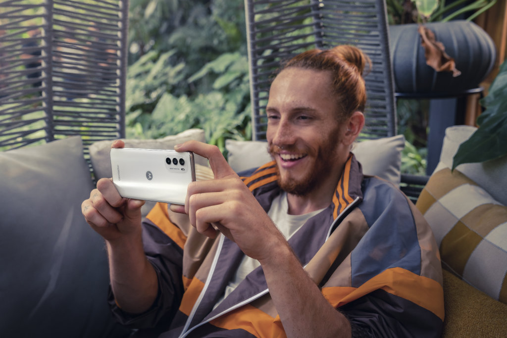 Moto G82 5G é lançado com tela AMOLED de 120Hz e 30W para carregamento
