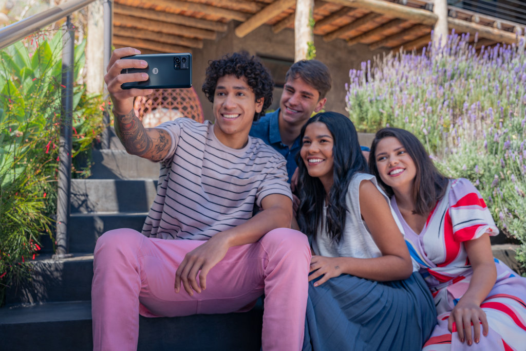 Moto G72 é apresentado: telefone tem tela pOLED de 120Hz, câmera de 108MP e mais