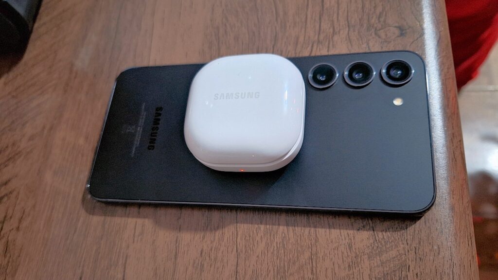 Galaxy S23+ carregamento reverso sem fio no fone de ouvido Galaxy Buds 2