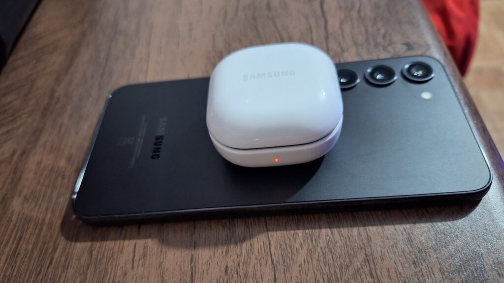 Galaxy S23+ carregamento reverso sem fio no fone de ouvido Galaxy Buds 2